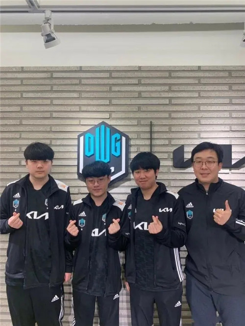 他由一名傳 他由一名傳